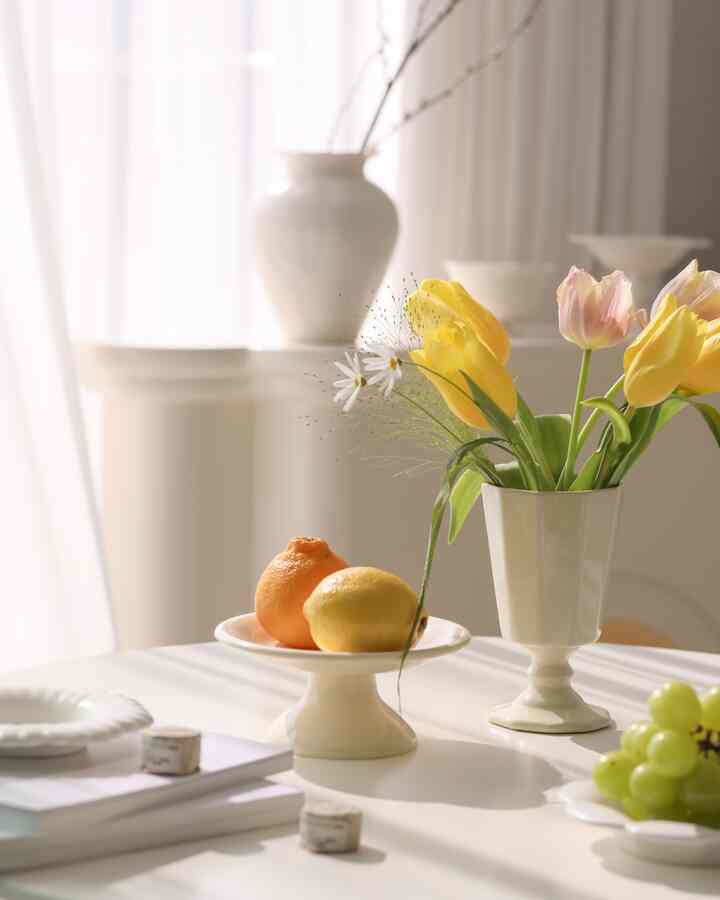 #今日の庭

9千ウォンの幸せ〜
マートに向かう途中、チューリップの一段に9千ウォンという言葉を見てすぐに連れてきました:)
黄色いチューリップの日差しがとてもきれいですか？ 

遅れて今日の庭は一生懸命しています。
面白いですね 

花のようにきれいな一日を過ごしてください💛

#メイド
＃ftc8のストーリー＃家の飾り 
#リビング飾り #アクセサリートレイ #セラミック花瓶 #花瓶 #花インテリア #ホワイトインテリア #whiteinterior 