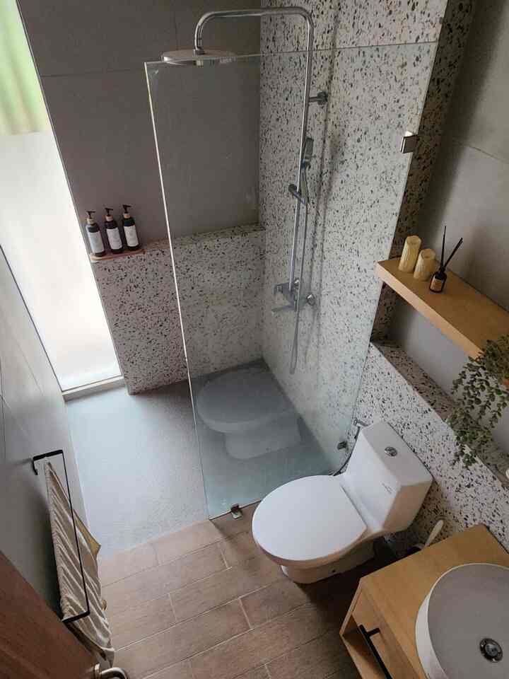 Main Bathroom - Wooden Japandi Terazzo.
Ini adalah kamar mandi di kamar utama kami. Waktu kami membangun rumah, terazzo cukup populer sehingga kami memutuskan untuk menggunakannya sebagai kombinasi. Kami mengkombinasikan terazzo dengan granit abu muda dan memberikan sentuhan granit bermotif kayu pada lantai untuk nuansa hangat seperti sauna. Untuk area shower kami gunakan material granit kasar untuk alasan safety. 
Meja westafel kami selaraskan dengan warna kayu japandi di kamar utama.
Selain itu kami juga memasang hidden lamp warm white di area atas westafel sebagai lampu kedua (opsional), yang ketika di nyalakan bersamaan dekorasi simple lampu lilin dan aromatic, menciptakan suasana mandi malam yang menenangkan.
Semoga menginspirasi ya 🫶🏻
.
#MaterialKamarMandi
#KamarMandi
#InspirasiKamarMandi
#DekorasiKamarMandi
#Bathroom
#BathroomIdea
#ScandinavianBathroom