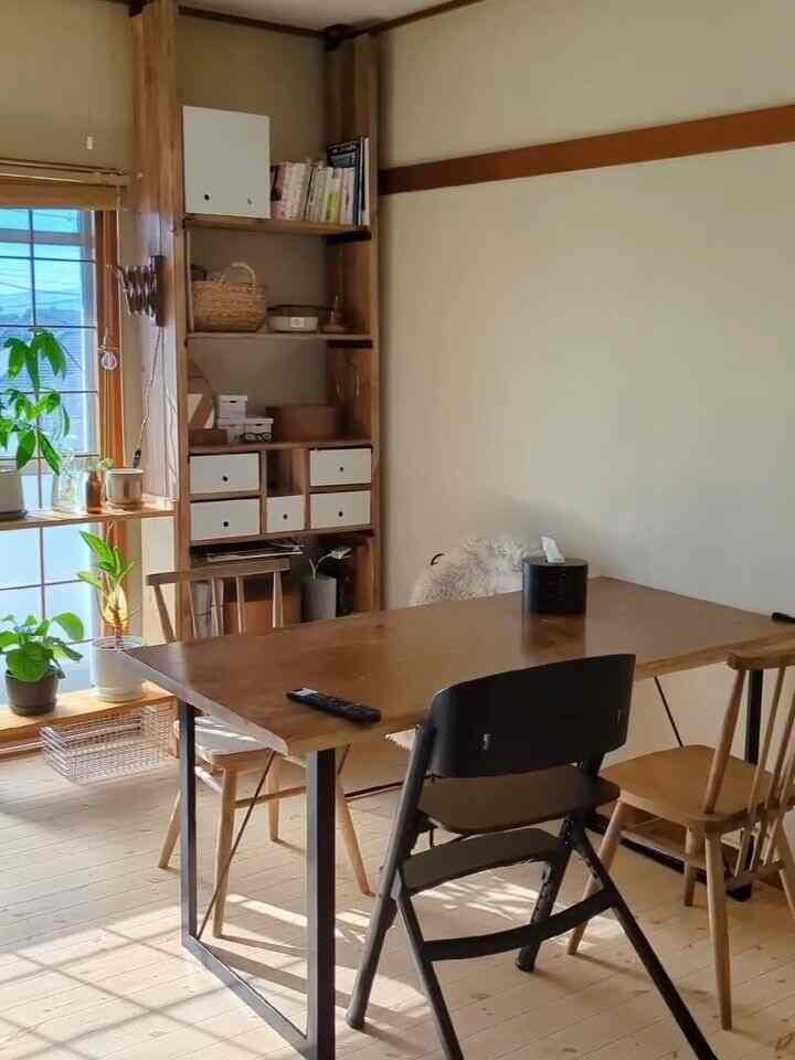 築54年リノベなし団地で3人暮らし𖤣𖠿𖤣

この日はいい日差しが入ってた 🌿‬

#団地暮らし #観葉植物 #棚DIY #DIY女子 #ダイニングインテリア 
#築古 #築古物件  