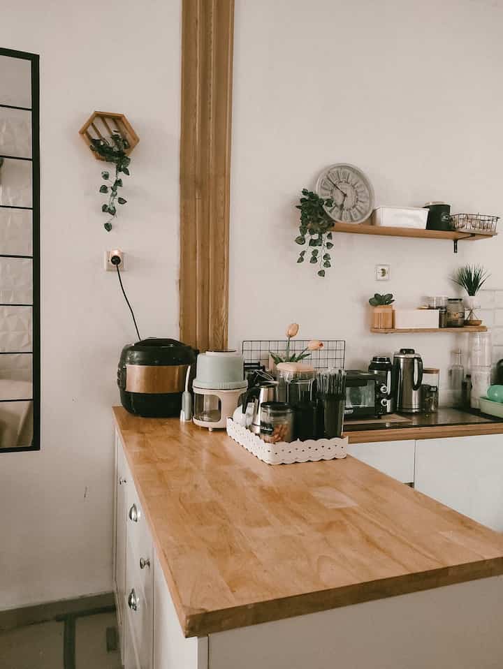 Ini adalah penampakan sudut meja bar yang sering sekali aku pakai. Terutama untuk shoot memasak atau platting makanan. karena aku suka sekali memasak dan juga memposting makanan dan masakan, jadi space ini cukup membantu untuk membuat video menjadi lebih estetik. 

 - untuk top table aku pakai dari Daisy Kitchen set yang memiliki top table dari bahan MDF yang dilapisi melamine, sehingga saat tertumpah bahan memasak bisa mudah dilap dan mudah dibersihkan. 
- aku juga menambah wood panel di dinding agar memiliki nuansa japandi minimalis sesuai tema rumahku
- untuk memberi kesan manis dan segar, aku tambahkan hiasan rumput menjuntai dan diberi jam yang unik sehingga mudah buat lihat jam uda masak berapa lama😅. 
- selebihnya aku kasih hijang dari besi hitam untuk menaruh resep masakan jadi mudah dilihatnya. 

Demikian nih tips dan perkenalan singkat dari corner dapur meja bar. semoga menginspirasi yaa

#kitchen
#mejabar
#inspirasidapur
#dapurjapandi
#dapurminimalis
#kitchenjapandi
#moderntablebar
#ohousemusim8
#tipsdekorasidapur