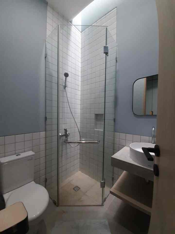 Kamar mandi untuk yang mandinya kalem 🤭

Kamar mandi kamar tidur utama
Kamar mandi ter-mungil di rumah
Luas 1.8 m x1.8 m

Inspirasi dari kamar mandi ini adalah compact, tapi terlengkap di antara kamar mandi lainnya yang ada di rumah. Walaupun dia paling mungil tapi dia paling lengkap (shower box, wastafel, toilet - semua dalam jangkauan tangan).

Playing with limited area, semakin kecil area total kamar mandi, semakin harus dipikirin gimana mengontrol area mandi nya supaya kamar mandi ini tetep nyaman (alias kering). Untuk ini shower box malah menjadi keharusan supaya ketika mandi cipratan air tetap terkontrol di dalam shower box saja. Dengan area yang terbatas tersebut pilihan untuk shower box jatuh ke model 'neo angle shower door'. Ciri khas 'neo-angle shower door' ini adalah pertemuan ujung dinding-dinding shower door tidak 90 derajat, biasanya sekitaran 135 derajat. Efek nya adalah ada sisa area yang bisa dimanfaatkan untuk area bergerak (memberi kesan luas).

Kamar mandi ini juga punya skylight di atas area mandi sehingga memang area mandi lebih cepat kering 😊

#KamarMandi #InspirasiKamarMandi #MaterialKamarMandi #Scandinavian #Blue #Biru #TinySpace