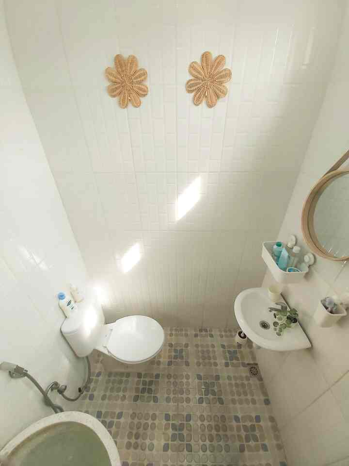 Kamar mandi simpel dan minimalis di master bedroom ini berukuran 1,5 * 1,5 m. Material dinding dan lantainya menggunakan keramik. Seperti ruangan lainnya yang mengusung tema japandi, kamar mandi ini menggunakan material dan perintilan yang kebanyakan berwarna putih, ditambah sedikit aksen rotan pada hiasan dinding dan cermin bulat gantung yang bernuansa wood.

#Materialkamarmandi #Kamarmandi #Inspirasikamarmandi #minimalisbathroom #homedecorinspo