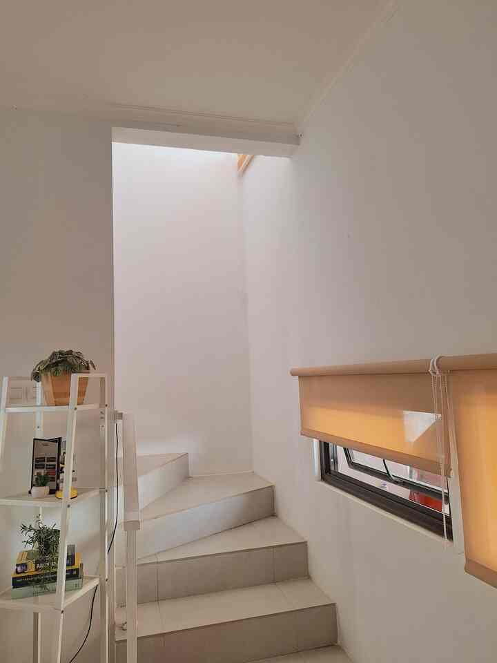 Salah satu hal yang dipikirkan ketika mau pindah ke rumah ini adalah: blinds! Rumah ini punya bebrrapa jendela yg ukurannya berbeda-beda. Di bagian entrance, ada jendela yg tingginya hanya 65 cm dan lebar totalnya sekitar 200 cm. Untuk menutupnya kami memutuskan pakai roller blinds ini, karena looknya yang simple 😊 #minimalis #jendela 