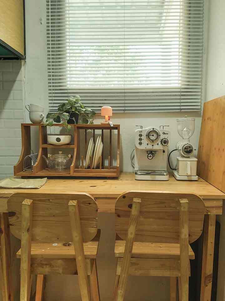 Salah satu mini spot yang nyempil antara dapur dan ruang makan. Area ini biasanya digunakan untuk spot santai seperti ngopi, minum teh dan menyiapkan sarapan yang simpel. Masih mengusung tema japandi, kebanyakan di area ini konsepnya wood & white. Untuk dekorasi nya aku menambahkan tanaman artificial agar terlihat lebih fresh dan mini lamp untuk mempercantik area ini 😉.

#homeinspo #coffecorner #japandi #dekorasirumah #inspirasirumah