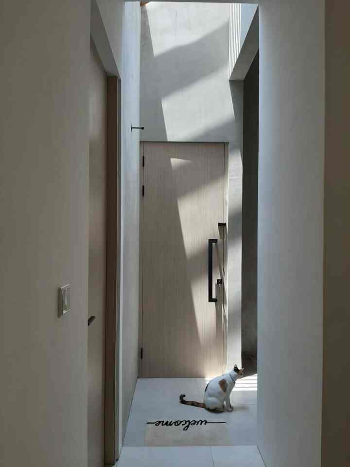 Foyer, area rumah yang menyambut ketika kami pulang dan mengantarkan kami ketika kami pergi. Area selintas lalu..tapi pasti dilintasi setiap hari. Kalau untuk fasad (bisa lihat di cerita fasad), kami mau fasad yang welcoming, area foyer ini harus bisa memeluk yang datang hehehe

Menciptakan ambience yang hangat (berasa dipeluk 🤭), buat kami salah satunya adalah dengan menempatkan elemen bumi yaitu sinar matahari yang bisa masuk ke rumah melalui skylight. Untuk menjaga suhu ruangan ini untuk adem nyaman, plafon dibuat tinggi. Sekarang selain menjadi tempat lalu lalang kami masuk-keluar rumah, area foyer ini juga menjadi area favorit anak-anak bulu kami untuk berjemur indoor (hangat hangat adem) 🤭😸

#InspirasiFoyer #InspirasiHallway #Entrance #SmallSpace #Scandinavian #InspirasiRumah