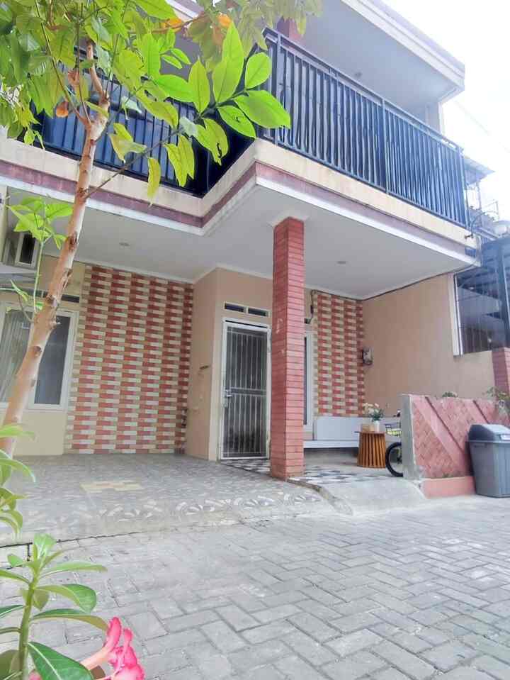 Inilah fasad rumah kami...
Jujur rumah ini kami beli second, jadi untuk fasad pun masih bawaan dari developer nya jadi tidak ada style atau tema tertentu pada fasad ini. 
Untuk penggunaan material di tembok yang berwarna warni itu adalah bata tempel dengan ukuran 24x7cm warna merah, putih dan warna cream.
Penyangga rumah nya juga memakai bata tempel teracota.
Semoga menginspirasi 🩵

#FasadeStyle
#MaterialFasad
#InspirasiFasad

