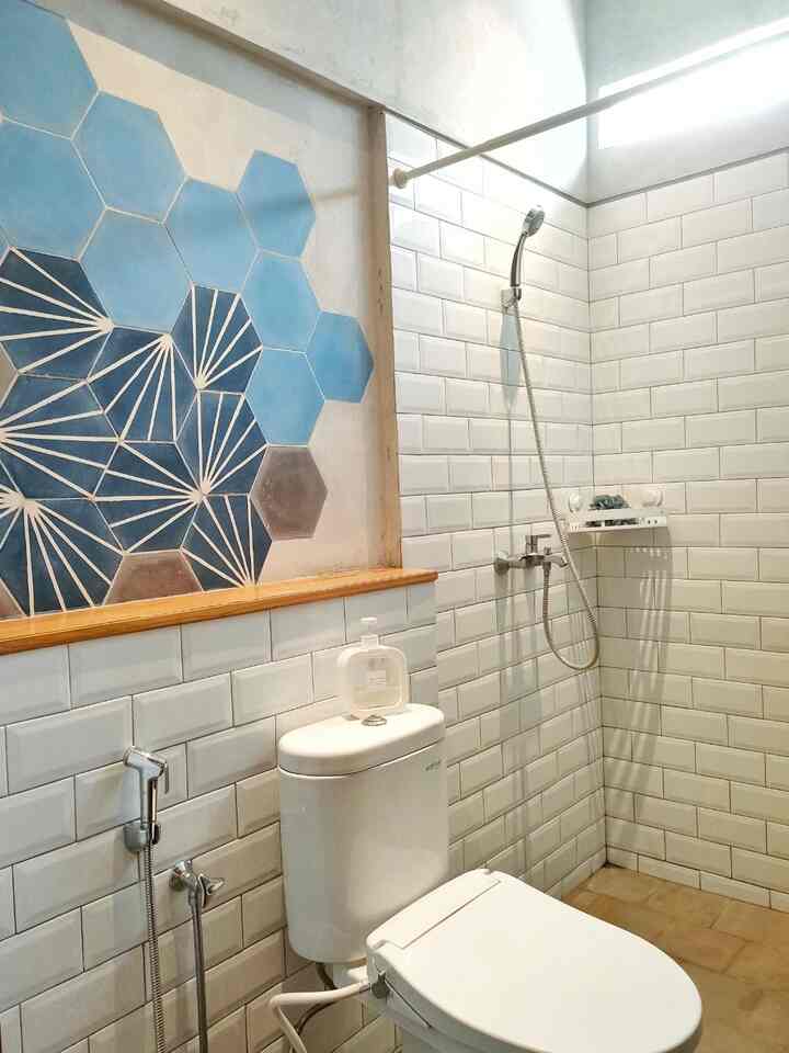 Kamar mandi minimalis dengan dimensi ruang sekitar 2m x 1,5m sengaja didesain dengan dominasi blacksplash keramik warna putih.
Untuk memberikan kesan kamar mandi clean dan luas.Karena interior rumah kami sudah kebanyakan warna gelap.
Simple aja setiap kamar mandi dengan desain sama hanya terdiri dari toilet duduk,shower dan rak sabun kecil.
Lantai kami gunakan tegel motif yang lebih cepat menyerap air dan tidak licin.Untuk memberikan kesan segar interior kamar mandi,kami bermain dengan tegel motif yang disusun membentuk mozaik

#MaterialKamarMandi
#KamarMandi
#InspirasiKamarMandi