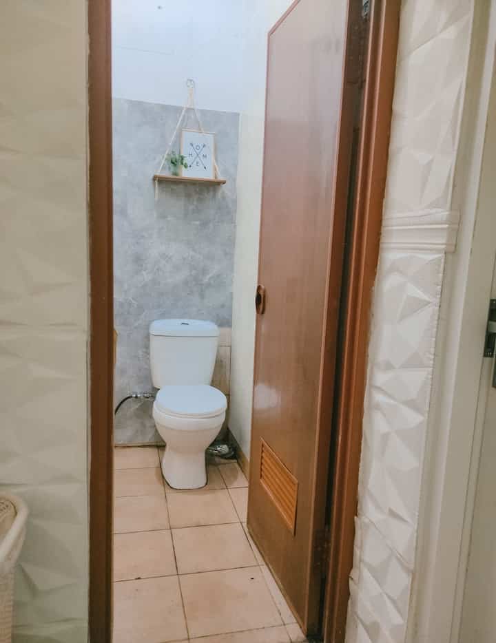 Hello Yorobun... 
Kali ini aku mau share sedikit perkenalan dari kamar mandi mungilku. Kamar mandi ini memiliki ukuran 1,75 x 1,5 meter persegi. Dari segi penampilan tidak tampak berubah banyak, masih bawaan developer. Jadi aku masih sedikit sedikit membenahi agar lebih nyaman dan bagus. 

Sebagai contoh aku mulai ubah tampilan dinding dengan vynil marble agar terlihat lebih bersih, jd aku tutup keramik dari developer sebelum nya. Aku pilih motif ini karena agar terkesan minimalis modern. 

Untuk tampilan estetik sendiri dikamar mandiku yang ku ingin itu terlihat dari tatanannya yang simple dengan motif dinding yang dipadukan dengan hiasan kayu agar lebih masuk ke tema japandi. 

Dari semua yang aku pakai untuk kamar mandiku, masih memperhitungkan kegunaan juga. Jadi, lebih berfikir memakai barang2 yang selain berguna juga masih masuk kedalam tema kamar mandi melalui tone warna atau bentuk. namun tidak terlalu banyak barang didalam agar tidak sempit. 

untuk tips berikut nya bisa terus stay tune di Ohouse ya. Banyak tips menarik lainnya yang cocok untuk rumah impianmu. 

Happy Weekend 😍❤



#tipskamarmandi
#KamarMandi
#MaterialKamarMandi
#InspirasiKamarMandi
#minimalis 
#kamarmandimungil
#toilet 