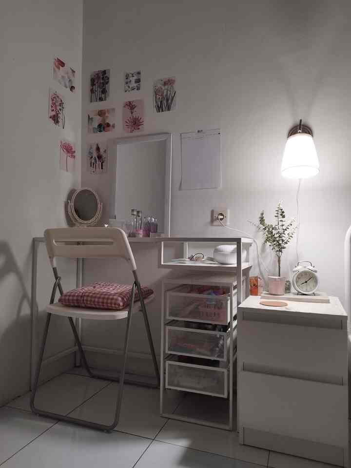 Secuil sudut di kamar tidur, bisa difungsikan sebagai meja rias, meja kerja, ataupun sudut termenung...
#Rumah #home #kamartidur #kamarputri  #ikea #bedroom #nyaman
