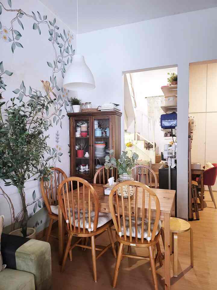In the past, in the corner where the antique cupboard was, we made an L bench to save space plus make a banquet dinning style. But it turns out that it can't fit many people, (yes, even though it's a liliput house but it's easy for a big family to gather here 😊) we finally decided to use a normal dining table instead so that it can be more spacious. 

Many people say that if the house is small, the furniture is minimalist. Liliput's mother does not agree, because maximizing the available furniture actually makes a small room more homey and cozy. This dining room is an example, although the space is small, but we can sit comfortably and talk there. Our family loves to hang out here. Yes to eat, or just to chat. 

The antique wardrobe, Liliput's mother purposely ordered custom, so it is not an old wardrobe but a new one made to look like an antique. In order to get the impression of a cottage home that Liliput's mother likes 😊


#dinningroom #smalldinningroom #moderncottagehouse #cozydinningroom #inspirasiruangmakan #ruangmakan #lemarikayuruangmakan #lemariantik