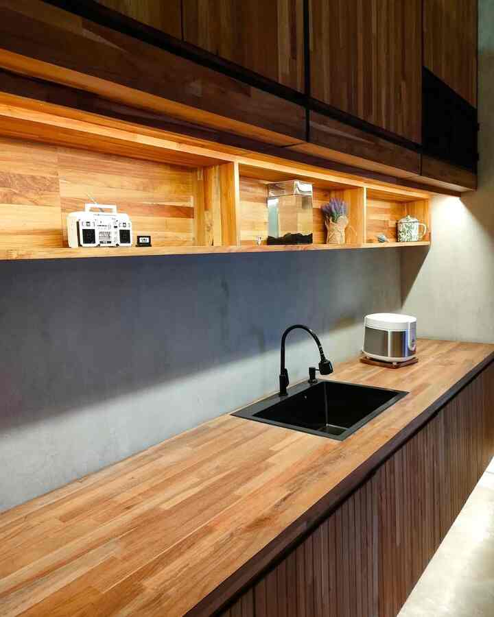 Sisi lain dari ruang makan,yang kami jadikan semacam pantry tempat menyajikan jamuan ketika open house.
Storage custom dari kayu jati press yang tetap menjadi point' of view rumah ini,kita buat melayang dibagian bawahnya untuk memberikan kesan luas.
Storage atas bawah yang kami pergunakan untuk menyimpan peralatan makan,supaya ruang menjadi lebih "clean".
Yups ! Kami tipikal orang yang tidak suka terlalu banyak barang pajangan di rumah,semua barang yang dimiliki dimaksimalkan fungsinya.
Sink berwarna hitam lebih kami fungsikan untuk mencuci tangan dan buah-buahan.

#RuangMakan
#IdeRuangMakan
#pantry
#IdePantry
#furnitureKayu
