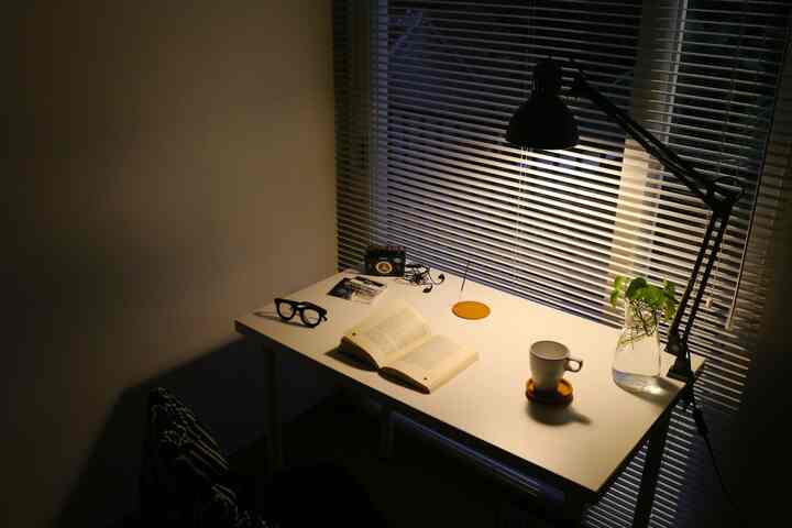 Menikmati suasana sore menjelang malam di meja putih ini. Lampu hangat menyala, dan buku favorit siap menemani.
#inspirasibedroom #workspace #bedroomstyling #bedroomdecor #homedecor