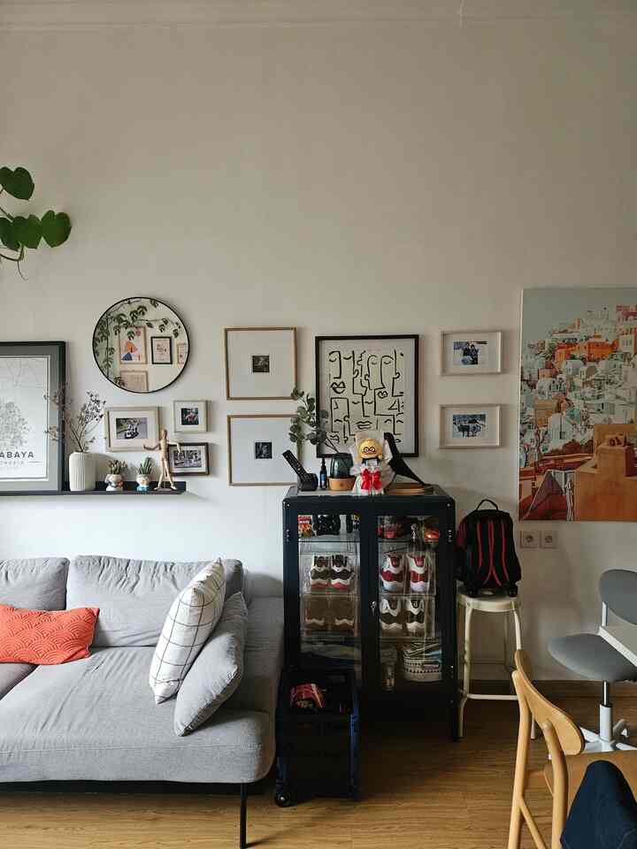 tips dari @stutyo penggunaan material ramah kantong ada beberapa poin
1. dinding yg merupakan bidang terbanyak, kami hanya menggunakan cat tembok putih saja
lalu kami memperkuat dengan dekorasi frame 
2. untuk plafon kami juga polos putih dikarenakan posisi plafon kami cukup tinggi..sehingga tidak diposisi eye-level yg dimana tidak diperlukan material yg eye catching
3.lantai kami menggunakan vinyl yg di tempel langsung di keramik lama kami.. sehingga tidak diperlukan bongkar lantai existing 
4. furniture kami didominasi loose furniture yg beli jadi di beberapa interior/furniture store yg tentunya sudah kami rencanakan matang di layout sehingga sudah kami sesuaikan ukuran dan kebutuhan aktivitasnya
#materialmurah #materialrenovasi #vinyllantai #catdinding #catplafon #mebeljadi #loosefurniture #mebelhpl #mebelmultiplek