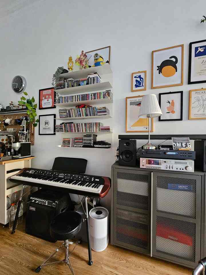 space kreatif kami ya disini nih.. 😁
hobby nya denger Musik ama jarang2 main Musik 😁
koleksi jaman sekolah masih kami simpan, CD dan kaset pita.. malahan playernya baru aja dapet..
maklum anak 90an nih kita ❤️😎
#hobbyroom #inspirasiruanghobby #ruangmusik #compactdisc #kasetpita #listeningroom 