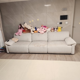 #오늘의우리집
오늘의집 우리 쇼파를 소개합니다  
제가  제일👍 좋아하는 쉼터 🏖 리몬콘으로 버튼 누르면 한칸별로 쫘악 펴지구요  한번에도  다펴지고  너무나 좋아 하는 곳이랍니다 어느누구도  쇼파의 유혹을 지나칠순 없는 곳이죠😁  다만  이렇게 올렸던 이유는  ..   저의  6살 3살공주 👸👸👰‍♀️👰 들이 쉬하고  여름 과일  ... 오염 때문에 올렸습니다.,
구입한지는  불과 4개월 #😭  구입처에 클린액을 받아서 이염 될때마다  닦았지만  한계가 있더라구요.,
이렇게 오염된거를  해결해줄수있는방법  도움을 받기위해 SOS를  외칩니다  도와주세요🦧🐒🐒🐒🐒🐒
#오늘의우리집콘테스트 #오늘장면한컷 #오늘장면한컷 #오늘의기록 #오늘의우리집 #오늘의집 #오늘뭐하집챌린지 #힐커 #쇼파 #쇼파청소 #제발 #도와주세요  
