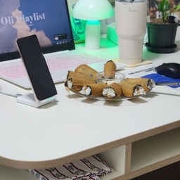 #퇴근하고뭐하집 
오늘은 #쿠쿠 #저당밥솥 으로 #저당식단 만들어봤어요 
#롤유부초밥 오랜만에 만들었는데 일반밥으로 안하고 
30프로 당 없앤 #저당밥 으로 만든 롤유브초밥 🫶
#저당트레이 사용해봤는데 삐삐 울리면 빼내고 내솥에 있는 당분을 버린 뒤 다시 옮겨담고 닫아주면 완성되는데요 🫶
약간 귀찮긴한데 익숙해지면 괜찮을 것 같아요 ㅋㅋㅋ
#쿠쿠트윈프레셔 로 만든 저당밥 롤유브초밥으로 퇴근후 #혼밥 합니다 💙
오늘은 이쁜 #마우스패드 구매해서 이쁘게 사진도 남겨봤어요 💙
플레이팅 할때 #이케아행주 많이쓰는데 오늘은 #식탁 배경으로만 찍어봤어요 #투명접시 가 식탁에 비춰지니 더이쁜것 같군요 👍
요즘 #블루인테리어 이뻐보여서 파랑색으로 골라봤는데 꽤 이쁘네요 💙
3만원이상 구매해야만 포인트를 사용할 수 있어서 #유리접시 도 구매했는데 요것도 저렴해요 💙
하지만 너무 이뻐요 💙
맛있는 저녁 드세요 💙
#맞팔 
#저녁메뉴 
#내돈내산 
#플레이팅필살템 
#플레이팅
#물티슈커버 
#롤휴지커버
#데스크테리어 
#데스크테리어족 
#이쁜그릇 
#티코스터
#오늘우리집 
#거실인테리어 
#거실
#거실테이블 
