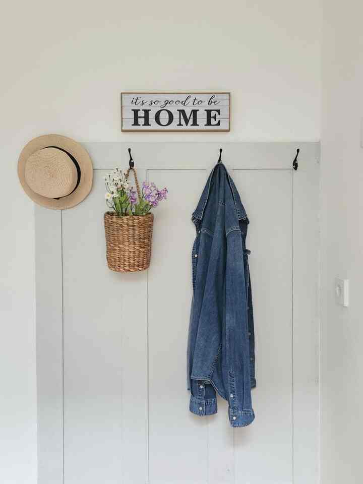 Yuk liat sudut lain dari Home Office rumah kami, di sini terdapat dinding kosong yg kami ubah menjadi Mudroom Wall. Ini adalah hasil karya DIY kami. Jadi, kami mengisi spot kosong di dinding biar estetik sekalian bisa dimanfaatkan untuk gantungan jaket/topi ✨️.
Rincian Budget :
Wall Batten 6mm, 10 x 122cm ; 8.500 x 6 = 51.000
Sealant Dextone = 28.500
Jotun Oxford River @100.000 ;(terpakai ¼ kaleng) = 25.000
Roller Cat = 15.000
Hook 8.000 × 4 = 32.000

Total Budget = Rp 151.500
.
Semoga menginspirasi ya 🫶🏻. Jadi ruangan sempit juga bisa dioptimalkan fungsinya ya 😉
.
 #scandinavianhome #diyhomedecor #wallbatten #mudwall #mudwallideas #mudroom #homeoffice #homestyling #MaterialRenovasi #MaterialMurah #CatRumah #CatRumahMinimalist #CatJotunAbu