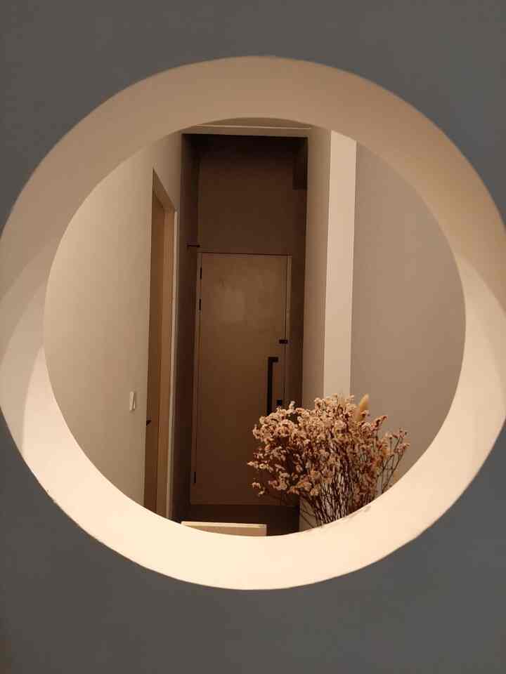 Night vibes di rumah, di dominasi dengan lampu dengan warna cahaya warm white. Termasuk permainan bayangan cahaya dari luar rumah 😉

Warna lampu warm white sendiri kami pilih karena punya efek relaxing, cocok dengan mood malam hari yang sudah bersiap untuk istirahat 😴

#LampuRumah #InspirasiLampu #NightVibe #Lampu #LampuDinding #LampuBaca #LampuKamar