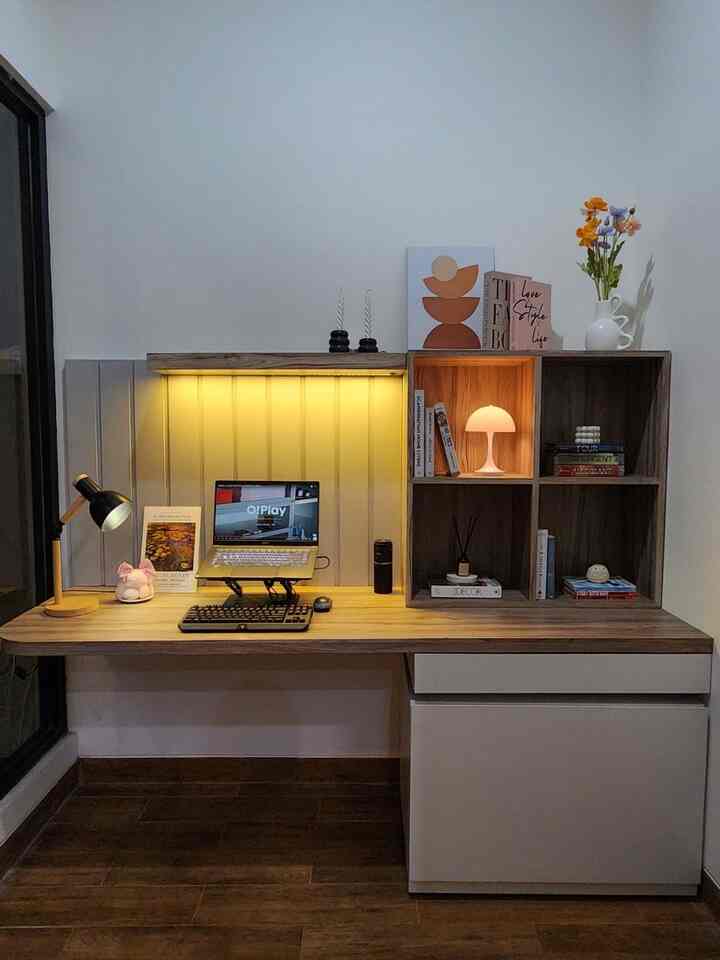 Hello again dari Home Office kami 💛. Kali ini kami mau memperlihatkan suasana malam dari Home Office ini. Untuk menciptakan nuansa hangat pada ruangan kecil minimalist ini, kami menggunakan lampu LED Strip yang dicustom menempel pada ambalan. Selain itu, terdapat lampu  tambahan Lampu Baca dengan model Wooden Nordic, dan juga lampu jamur yg mempercantik ruangan 🍄✨️. 
.
.
#HomeOffice #NightVibe #JapandiScandinavian #ScandinavianHome #InspirasiRuangKerja #LampuRumah #InspirasiLampu