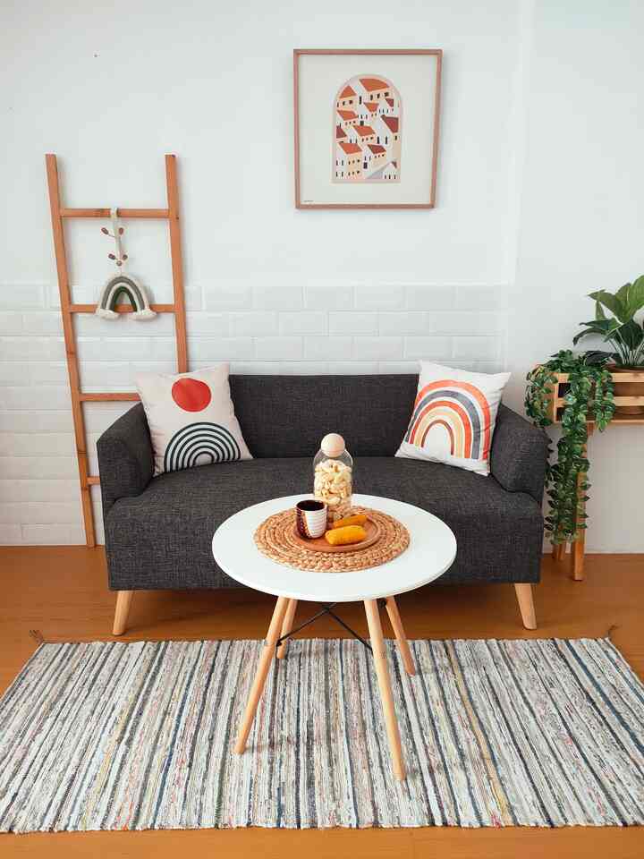 Tips mendekor ruang tamu minimalis. Material tembok yang kugunakan keramik bevel putih yang sama dengan kitchenku untuk menambah aksen. Sofa 2 seater & coffee table dengan kaki minimalis serta cushion dan wall dekor untuk kesan japandi.
Jangan lupa tambahkan tanaman artifisial agar lebih hidup.
#materialrenovasi #materialmurah #ruangtamu #ruangtamuminimalis #japandi #Apartemen #apartemenkecil 
