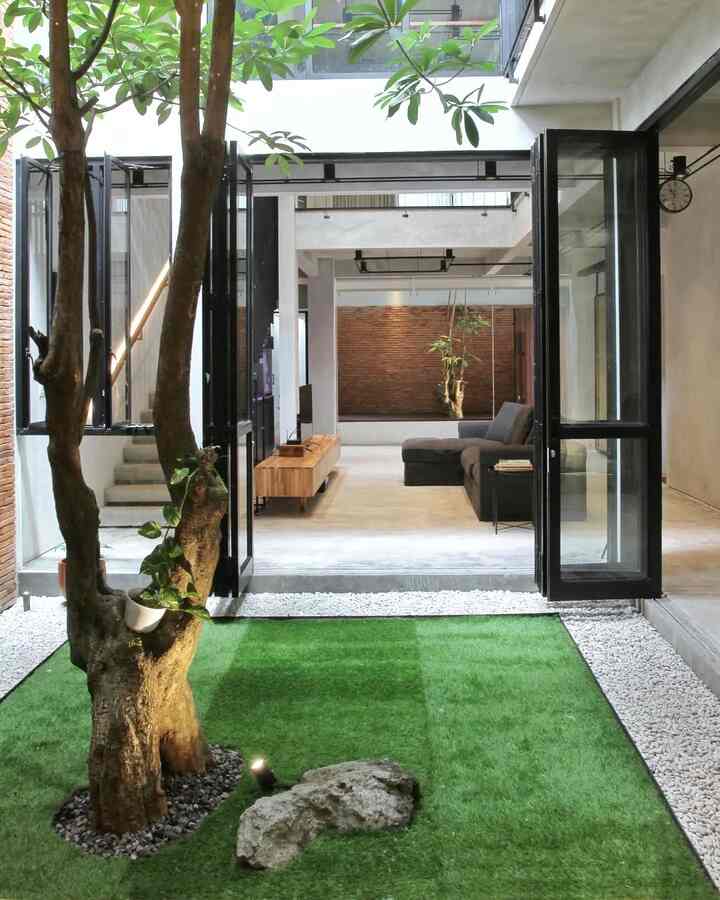 Untuk menunjang konsistensi dari tema Industrial Rustic, rumah kami tidak jauh-jauh dari material semen,kayu,batu bata dan unsur logam.Yang memberikan efek tone warna alam seperti hitam,coklat dan abu.
Rumah ini didesain dengan banyak interior custom yang dibuat oleh pengrajin lokal untuk mensupport UMKM.Dari dipan,lemari dan storage semua kami custom dari bahan potongan kayu jati yang dipress dan tetap mempertahankan serat kayu alami sebagai motif.
Semua furniture dimaksimalkan untuk dibuat storage sehingga tidak banyak barang yang dipajang di rumah kami.Tentu saja ini membuat rumah kami tampak lebih luas.
Pemilihan barang-barang selalu dipikirkan berulang supaya benar-benar memberikan fungsi storage.Ya rumah kami minim sekali "pritilan" ,meski kadang suka tergoda juga kan ya ?!☺️
Beberapa sisa tegel motif kami manfaatkan untuk membuat bangku kayu yang bisa kami pindahkan ke berbagai ruang sesuai fungsinya
Lantai kami bikin dari semen tanpa coating, benar-benar murni semen.Retak rambut dan motif semen yang belang-belang membuat rumah ini tetap KONSISTEN industrial.
Kecuali kamar tidur,kami memakai keramik motif abu untuk memberikan kesan bersih 

#KusenAlumunium
#BatuBataTempel
#Semen
#FurnirtureKayujati
#FurnitureCustom
#KayuUlin
#PintuCustom
#rumputsintetis 
#Batucoral
#lantaiKeramik
#MaterialRenovasi
#MaterialMurah