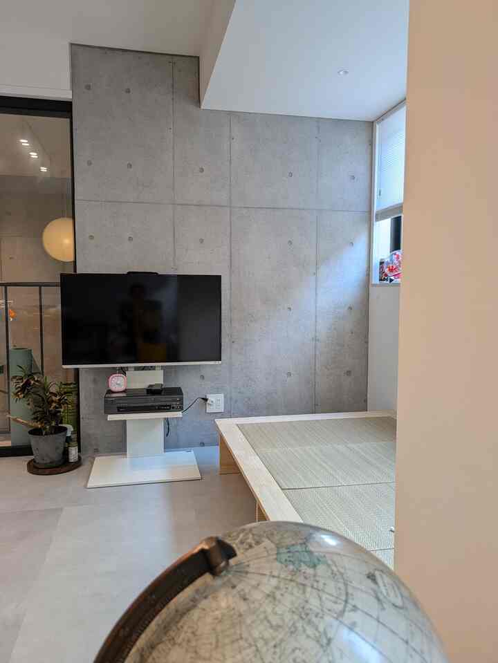 おはよ〜

朝のオフィスチェアからの眺め🧐
レトロなDVDデッキが目立つ😂
壊れるまで使うよ❤

#マンションインテリア
#コンクリート打ち放し