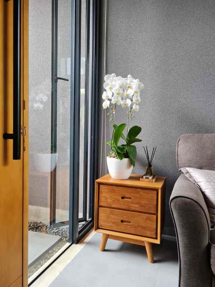 Ini dia inspirasi rumah dengan bahan-bahan yang affordable dan tetap terlihat estetik! 😍⁣ ⁣

Area Tangga: Langkah tangga terbuat dari conwood, memberi kesan alami dan hangat. Untuk lantai, kami menggunakan granite yang tahan lama dan mudah perawatannya.⁣ 

Pegangan Pintu: Menggunakan handle pintu hitam yang simpel, menambahkan sentuhan modern minimalis pada setiap ruangan.⁣ ⁣

Kamar Mandi: Simplicity at its finest! Dindingnya dipasangi keramik putih dengan pola kombinasi subway dan kotak, memberikan tampilan bersih tapi tetap stylish. Lantainya menggunakan granite abu-abu yang elegan dan tahan air.⁣ ⁣

Teras: Untuk suasana yang lebih earthy dan sejuk, kami menyebar bebatuan alami di sekitar teras. Kombinasi batuan dan tanaman membuat area outdoor lebih menyatu dengan alam. 
⁣
Ingin rumah minimalis yang tetap terlihat mewah dengan budget terjangkau? Cek inspirasi di rumah kami!

#MaterialRenovasi #MaterialMurah #ConwoodTangga #Lantaigranit #HandlePintu #KeramikDinding #Granitkamarmandi #Batutaman