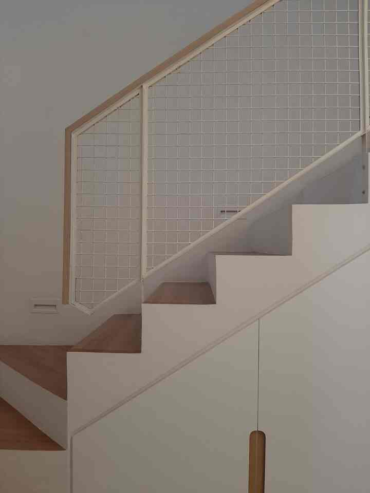 Wajar kan ya ketika bangun dan mengisi rumah, maunya banyak tapi budget terbatas 🫠 Kondisi tersebut harus dinikmati dan dianggap sebagai kesempatan untuk menjadi kreatif, salah satunya adalah dengan mencari material alternatif dengan harga yang terjangkau 😁

Di area tangga utama ini, untuk mendapatkan style dan ambiance yang kami inginkan, kami menggunakan beberapa material yang menurut kami termasuk material alternatif yang tetap fungsional dan estetik:
- Lantai vynil (sebagai alternatif lantai parket atau kayu) - tetep adem, mudah perawatannya dan estetik mirip seperti kayu solid
- Railing tangga menggunakan wire mesh (sebagai alternatif railing dengan besi atau kayu) - minimalis dan estetik
- Pegangan tangga menggunakan blok kayu dilapis hpl (sebagai alternatif kayu solid) - efisien, banyak alternatif warna dan estetik


#MaterialRenovasi #MaterialMurah #TanggaRumah #LantaiRumah #LantaiVynil #LantaiKayu #CatDinding #LampuTangga #LampuDinding #Minimalis #Scandinavian

