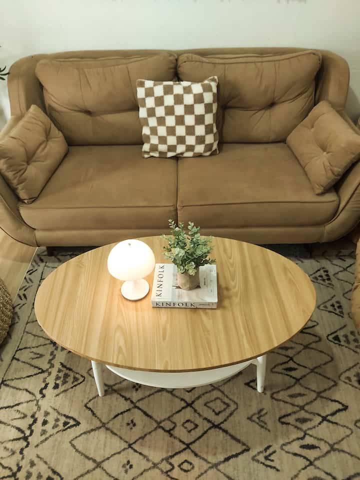 Material affordable di Ryuto House 😉
Gak selalu menggunakan material yang mahal, material dan dekorasil low budget juga bisa mempercantik segala sudut ruangan di rumah sendiri. Yuk di spill satu satu 😉
1. Sticker motif kayu
Meja di living room ini, awalnya berwarna putih dan sudah banyak goresan, jadi  di akali menutupinya dengan sticker motif kekayuan biar matching dengan ruangan.
2. Karpet vynil
Rumah ini awalnya kami beli bekas dari rumah 2 petakan, karna kami bertahap dalam proses merenovasinya, untuk sementara sampai renovasinya selesai, ubin yang banyak goresan dan gak seragam ditutupi dengan karpet vynil yang harganya lebih affordable dibanding harus mengganti dengan SPC atau granite.
3. Placemate sebagai hiasan dinding di backyard
Sebagai hiasan dinding agar mirip dengan villa2 di Bali, placemate digunakan untuk dekorasi backyard dan hasilnya cukup cantik dengan harga cuma 40 ribuan per pcs nya.
4. Rak besi & rak bumbu putar
Karna di rumah tidak punya pantry dan juga ruangan nya terbatas jika ingin menambahkan kabinet, kami menggunakan rak besi putih yang berukuran compact untuk condiment, herbs & spices juga beras. Untuk menghemat space di rak digunakan juga rak bumbu putar agar semua nya cukup di satu tempat. 

#Materialrenovasi #materialmurah #wallpaper #pantry #backyard 
