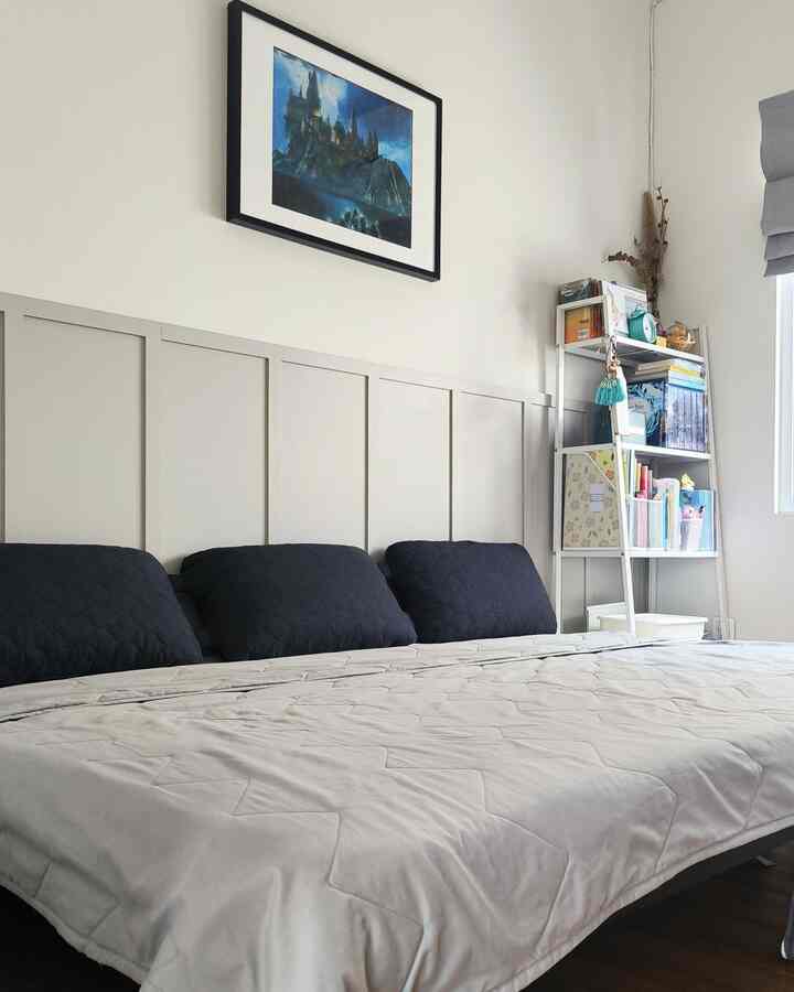 Interior estetis nggak harus mahal? Couldn't agree more!
Mahal murah memang relatif, tapi bagi kami, material-material ini bisa dipertimbangkan sebagai alternatif material yang lebih jamak digunakan.

Contohnya, alih-alih membuat panel custom, kami menggunakan ready-to-stick high-moisture density board sebagai wall panel di home office. Lalu, bata roster juga kami pilih untuk partisi laundry area, alih-alih menggunakan custom interior. Oh, contact paper berbahan PVC juga kami pakai untuk melapis HPL furnitur lama agar tampilannya kembali baru!

By the end of the day, kreativitas memang dibutuhkan dalam menata rumah, salah satunya adalah mengakali budget saving dengan material yang lebih ramah di kantong.

#MaterialRenovasi #MaterialMurah #PartisiRoster #WallPanelHMRBoard #BatuHiasTamanKering #ContactPaperFurnitur #RakFloatingBambu
