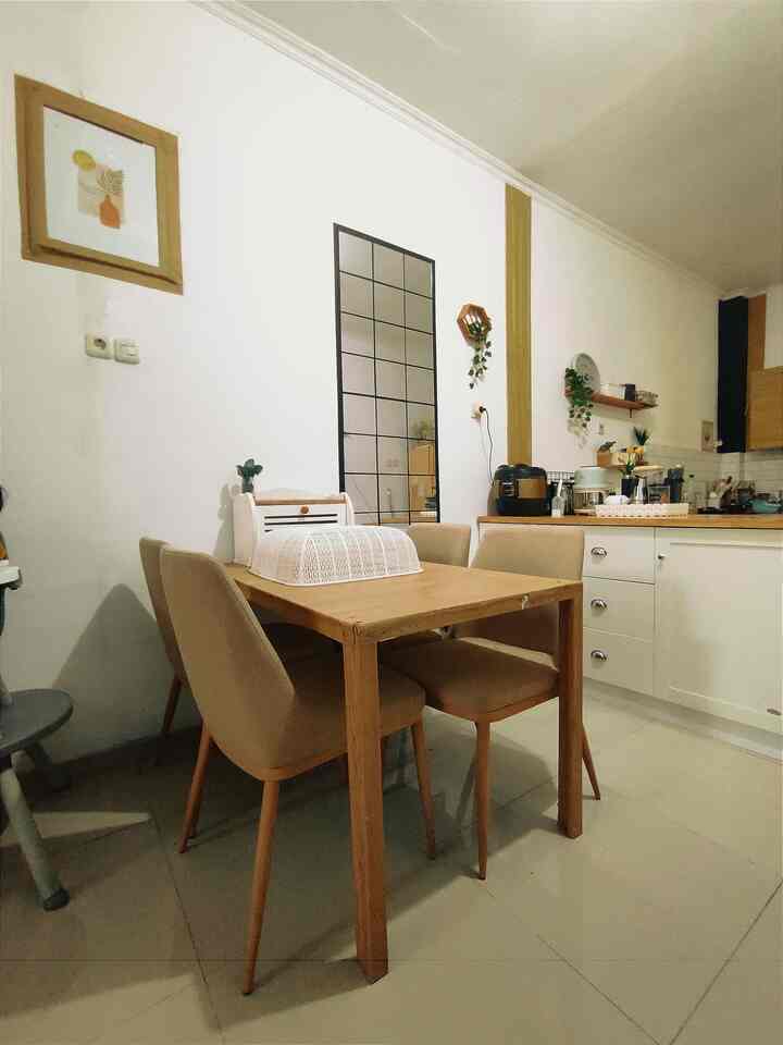 Anyeong  Oppa,Onnie ❤ 
jumpa lagi dengan grava house ya. 
kali ini mau spill ruangan yang  menggunakan material ramah kantong dan mudah di dapat dimana saja. 

Ini adalah penampakan ruang makan ku yang menyatu dengan area dapur, karena rumah open space jadi semua sudah terlihat deh🤭. Makeover ruang makan ini memakan budget yang murahh pokok under 800k deh. 

Yang paling menonjol adalah cermin nya, karena terinspirasi dari Pinterest juga, akhirnya coba Diy beli cermin persegi dan stiker pembatas keramik warna hitam sebagai batas antar cermin lalu dirangkai saja hingga membentuk cermin yang besar. Terlihat estetik dan bisa membuat ruangan lebih luas karena adanya cermin. 
Ditambah hiasanya dinding diy bingkai dari stik es krim dan diberi tanaman rambat juga membuat makin manis. 

Semua material untuk rumah sebenarnya bisa disesuaikan sesuai budget. Misal mau lantai keramik kayu tp yg ramah kantong bisa coba vynil kayu yang juga awet dan lebih murah. Semua material jika kita bisa pintar pintar mengkombinasikan, akan terlihat lebih indah, mewah dan estetik tapi tidak mengurangi fungsional nya. 

salam dari grava house❤


#MaterialRenovasi
#MaterialMurah
#cermindinding #lispembataskeramik #stikeskrim #daunrambat #wallpanell #cermininterior 