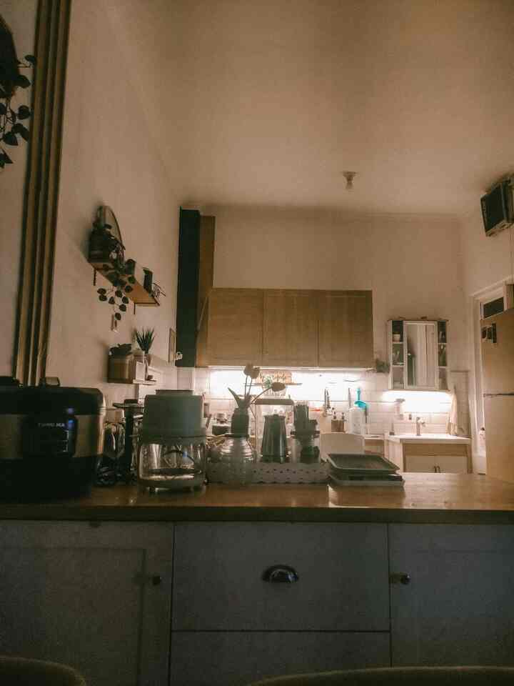 Dapur kami memiliki luas 3x4 m2, sebenarnya sudah ada lampu Led putih terang untuk aktivitas masak dimalam hari, namun sengaja menambah lampu led warm white dibawah kisi kitchen set buffet atas jadi saat hanya butuh area table, cukup menyalakan lampu warm nya. Pilihan kami tertuju pada led warm white agar lebih cozy dimalam hari. 

Sehingga saat memasuki area dapur dan menyalakan lampu, jadi terasa hangat dan nyaman sehingga mood akan baik untuk lanjut memasak🤭. 

Untuk lighting area ruangan di rumah bisa disesuaikan dengan tema design. Jadi saat dimalam hari, lampu yang dinyalakan akan menambah feel dan ketajaman tema design didalam rumah. 

semangat untuk mendekor dan membuat rumah lebih terasa cozy yaa❤. 
. 
#LampuRumah
#InspirasiLampu
#Nightvibe
#Lampu
#lampudinding  #lampuantik #lampudapur #lampuled #lampuwarmwhite #lampuruangan