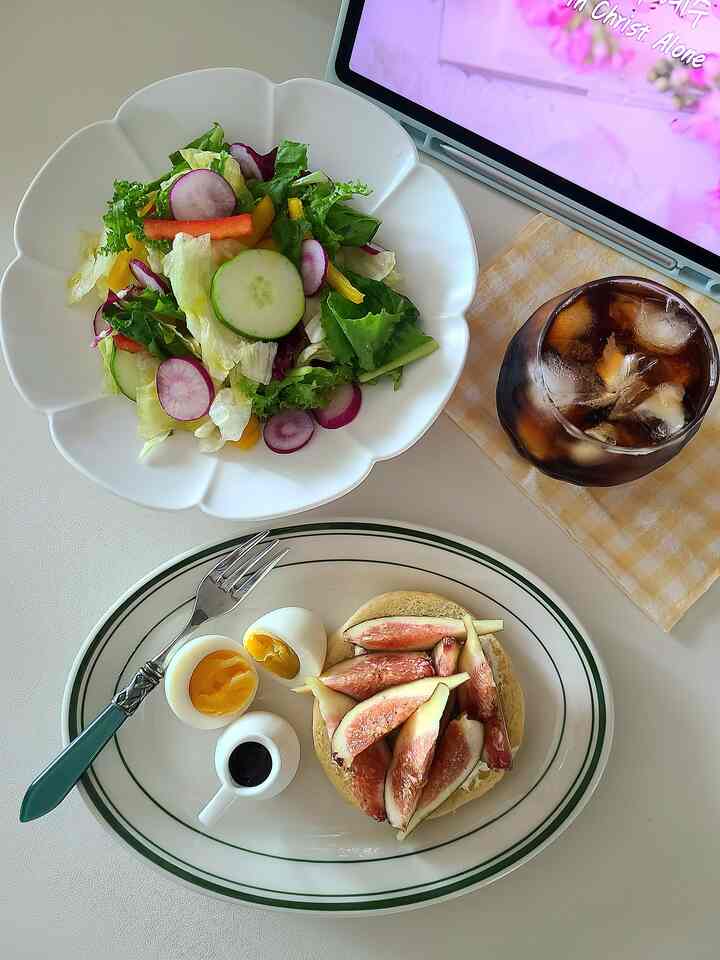 ベーグルの上のイチジク〜^
そして豊かなサラダ~~

ベーグルが大きすぎて片方だけ食べました。
サラダはいつも~~
半熟卵は生まれました。
幅の味

まだ熱心なキッチンクロス
野菜脱水器〜^ #샐러드 #간단브런치  #홈브런치 #홈쿡  #오늘장면한컷  #키친크로스  