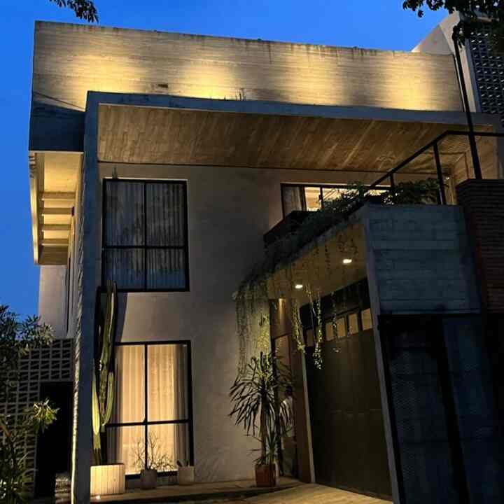 Untuk rumah monochrome,permainan lighting sangat mempengaruhi interior. Lampu yang kita pasang selain untuk penerangan juga memberikan kesan dramatis di beberapa furniture dan interior rumah.
Penggunaan sensor cahaya untuk penerangan fasade, mempermudah kami untuk tidak perlu menghidup/matikan lampu ketika bepergian.
Cover lampu juga kami perhatikan supaya memberikan nilai artistik..l
Lampu gantung ruang tengah menjadi point' of view utama dari atap rumah kami yang tinggi.
#LampuRumah
#InpirasiLampu
#NightVibe