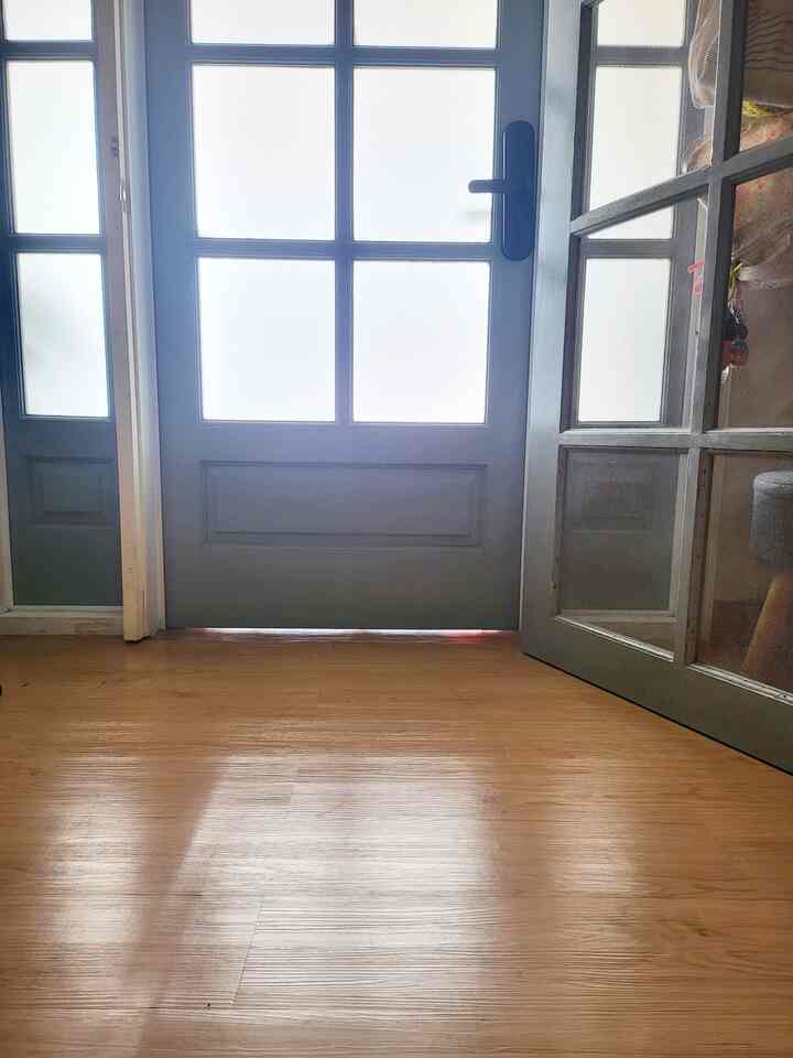 Waktu punya dana untuk renovasi, kita benar2 selektif dalam memilih bahan karena budgetnya tight banget. Jadi, ada beberapa materi yang kita pilih supaya masih bisa tetap estetik tanpa memakan banyak biaya. 

1. Lantai
Maunya sih pakai parket atau SPC. Tapi, since parket biayanya tinggi plus riwayat rayap, jadi parket yg pertama kali kita coret dalam list. SPC juga lumayan makan biaya. Akhirnya kita pilih vynil 2mm karena ditumpuk dengan vynl sblmnya yg juga 2mm. Kita ganti tone warna lebih terang untuk nuansa yang berbeda. 

2. Pintu Kamar
Hanya ada 1 pintu kayu di rumah ini, yaitu pintu utama. Untuk hemat biaya, smua pintu di dalam kita gunakan PVC yang surprisingly punya banyak pilihan motif yang bagus tapi murah sekaligus kuat. 

3. Kitchen cabinet
Ini kedua kalinya kita ganti cabinet, awalnya kita buat custom di tukang kitchen set tapo hasilnya kurang memuaskan. Akhirnya saat renov, kita pilih yang ready to use, dengan harga yang jauh lebih bersahabat. 

4. Meja Belajar 
Berhubung anak kedua kita sangat kreatif, kita mencegah beli meja yg pricey karena pasti akan bocal bocel karena karyanya. Untuk menyiasatinya, kita cari meja custom yang murah tapi tetep kuat dengan material kayi supaya tetap sesuai dengan konsep rumah. 

5. Panel dinding
Kita pengen banget punya dinding motif. Dulu, belum ada material yg langsung bisa pasang seperti sekarang. Jadi kita akalin dengan panel plafon pvc 8cm yang dibeli satuan, disesuaikan dengan ukuran dinding lalu cat deh sesuai dengan keinginan! 

#materialrenovasi #materialmurah #vynl2mm #pintupvc #paneldindingpvc #mejakayumurah #kitchencabinetreadytouse