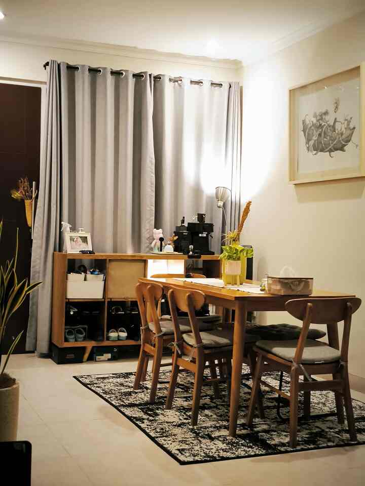 Tim ambient lighting, angkat tangan✋ 
Selain jaga jarak dari lampu cool tone, kami suka banget bermain dengan floor and table lamp. Pokoknya begitu aktivitas produktif usai, ceiling lamp (yang seluruhnya warm white) wajib beristirahat. Alhasil, suasana remang dan hangat mendominasi malam-malam kami.

#LampuRumah #InpirasiLampu #NightVibe #lampu #lampugantung #lampuruangtamu #lampulantai #lampudinding #lampumeja #lamputidur #lampukamar
