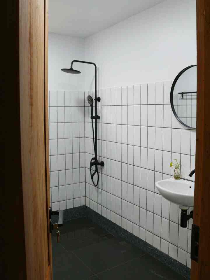 Menyajikan konsep minimalis, kamar mandi ini menggunakan material yang hemat biaya tanpa mengorbankan estetika. Shower dengan harga yang affordable tapi tetap bikin bathroom rapi dan elegan. Keramik putih bevel yang dipasang standar dan cepat dalam pemasangan tentu sangat affordable, menciptakan suasana yang bersih dan modern. Wastafel keran dan Kaca yang terjangkau tapi tetap memberikan sentuhan mewah tanpa menguras kantong. Pintu kayu lokal yang sederhana melengkapi nuansa yang alami dan nyaman desain ini. 
#MaterialRenovasi 
#MaterialMurah
#KeramikKamarMandi
#ShowerKamarMandi
#WastafelPutih
#CerminKamarMandi
#PintuKamarMandi
