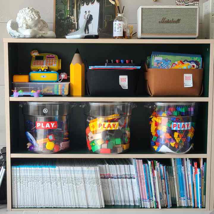 #수납의달인

Storage items in the children's bookshelf in the living room!!

I changed the children's toys to a transparent toy organizer because they should be directly visible to the children,

and put the colored pencils and markers in a quality pencil holder desk organizer so that they can be seen intuitively.

The rest of the miscellaneous items were neatly and softly placed in a marron basket,
so that it felt as organized as possible.

#Home with children

#Recommended storage items

#Paul & Coco #책장
#Marron #바구니수납

#Quali #연필꽂이 #데스크정리함

#Transparent round toy organizer
#Storage cabinet interior
#Organization #집에서제일바빠

#Today's scene

#Cleaning day

#FTC6 story