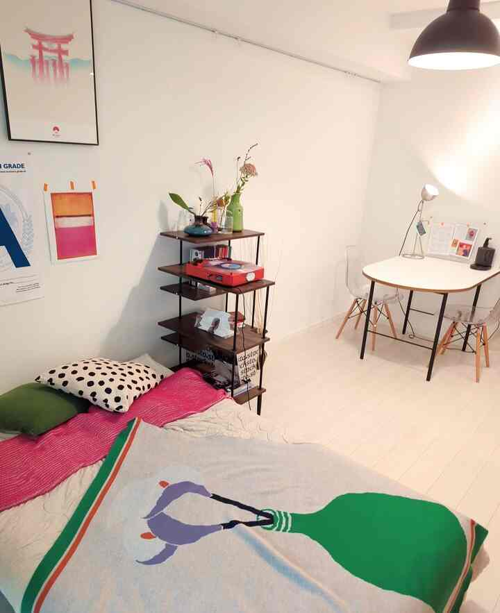 あんまり部屋の全体像を載せたことがなかった🦥
頻繁に模様替えするので😂
もうちょっと大人っぽい雰囲気にもしてみたいな〜🤔
#ベッドインテリア #ブランケット #IKEA #IKEA寝具 #LOWYA #韓国風 #韓国インテリア 