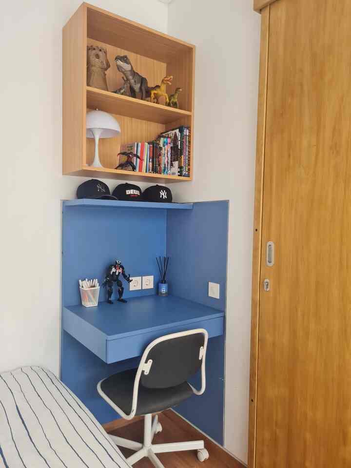 Punya anak pra-remaja memang seru ya, apalagi kalau sudah mulai punya kebutuhan ruang pribadi yang berbeda. Nah, di kamar anak kami yang sekarang, sudah nggak ada mainan berserakan, kecuali beberapa yang dia masih sayang dan kami pajang di rak sebagai dekorasi.

Kamarnya memang nggak terlalu besar, jadi biar terasa lebih luas, kami pilih nggak terlalu banyak memasang pernak-pernik. Karena dia suka banget sama warna biru, kami cat meja mini dan lemarinya pakai warna favoritnya itu.

Oh iya, kamar ini fungsinya memang lebih buat tidur aja. Kalau belajar, dia lebih nyaman di ruang kerja, dan untuk main game yang pakai TV, ya tinggal pindah ke ruang keluarga.

Simpel, nyaman, dan tetap fungsional, kan?

#KamarAnakLakilaki #KamarTidurAnak #PlayroomAnak #RumahRamahAnak #MejaBelajarAnak #WarnaCatRumah #TempatTidurAnak #LemariAnakCatDuco #MejaBelajarAnak #Wallpaperestetik #Wallpaperdinding