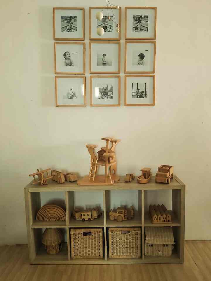 Ini adalah sudut favoritku dirumah karena spot ini salah satu tempat terfavorit anakku bermain. Lorong ini menghubungkan ruang tamu dan ruang kumpul keluarga. Selain playroom di kamar anak, spot ini juga sengaja di dekor untuk anakku bermain di area living room. Untuk dekorasinya sendiri aku memajang beberapa foto keluarga dan rak kayu untuk memajang mainan kayu berwarna netral agar warnanya senada. Di bagian bawah dilengkapi box rotan untuk wadah mainan yang berukuran kecil agar tidak berserakan.

#livingroom #livingroomstyling #woodentoys #rattantoys #kidstoys #japandi