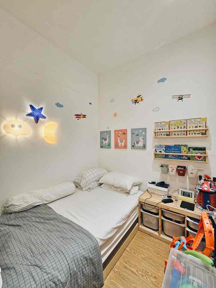 kamar anak cowok kami tidak terlalu besar dan berfungsi utama hanya utk kamar tidur.. tidak terdapat meja belajar karena aktivitas belajar dilakukan di living room
untuk kasur dibuat cukup pendek agar anak tidak kesusahan utk naik turun
banyak pengaturan kontainer utk mainan agar tidak berantakan
dekorasi hanya kami lakukan dgn menempel stiker dinding ber tema pesawat dan lampu tidur ber tema bulan bintang matahari
#rumahramahanak #kamaranaklakilaki #kamartiduranak #mebelmainananak #kontainermainananak #stikerdinding 