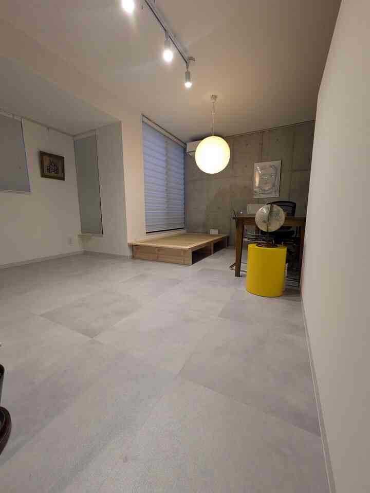 とある事情により、畳を避難中🌀
手前は久々に何もないスペース見たけど
大型家具をおいてる方が家って広く見えるね

#畳ベッド
#小上がり
#マンションインテリア
#コンクリート打ち放し