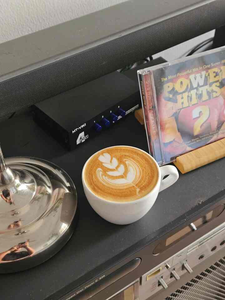 ritual ngopi dirumah sudah menjadi life style baru saat ini, selain menikmati kopi tentunya sebagai bahan konten menarik apalagi banyak peralatan dan perlengkapan kopi yg cantik2
#ngopidirumah #kopipagi #cangkirkopi #homebrewer #baristarumahan #menyeduhkopi