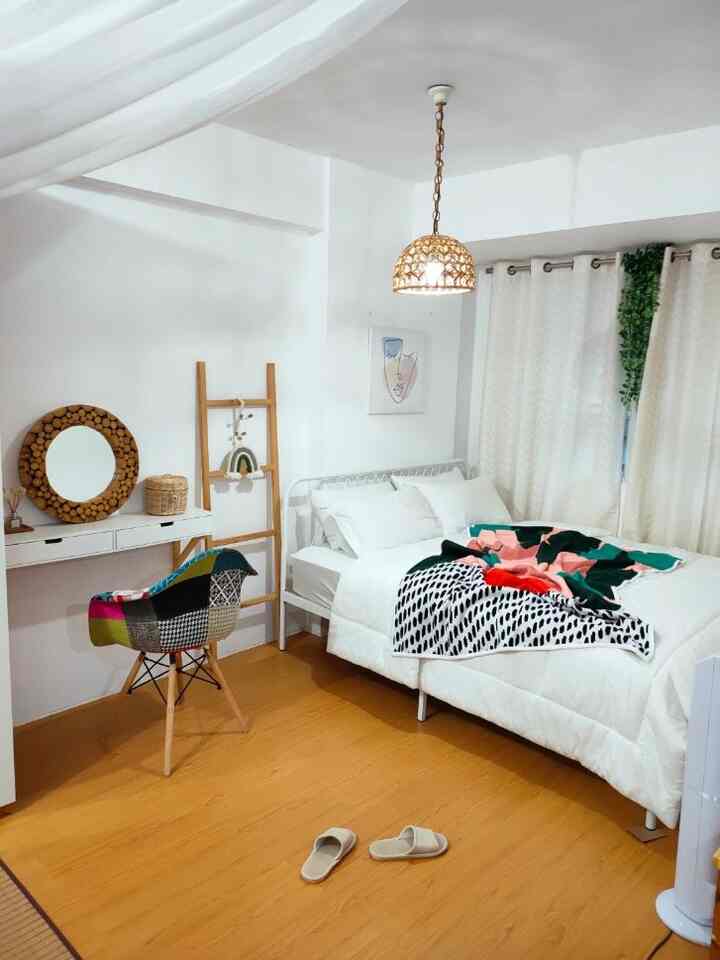 Tips material estetik agar suasana bedroom gak bikin boring.
1. Gunakan warna cat tembok putih
2. Gunakan sprei sheet polos/putih.
3. Tambahkan Blanket motif agar tidak monoton.
4. Gunakan Kursi Rias yg senada dengan blanket untuk pop up color.
5. Tambahkan aksen Cermin rias & Lampu kamar yg senada dengan lantai vinyl kamar
 
 #KamarTidur #KeramikKamartidur #bedroom #WarnaCatRumah #WallpaperDinding #PlavonPVC #PintuKamarTidur #WallpaperEstetik #MaterialEstetik