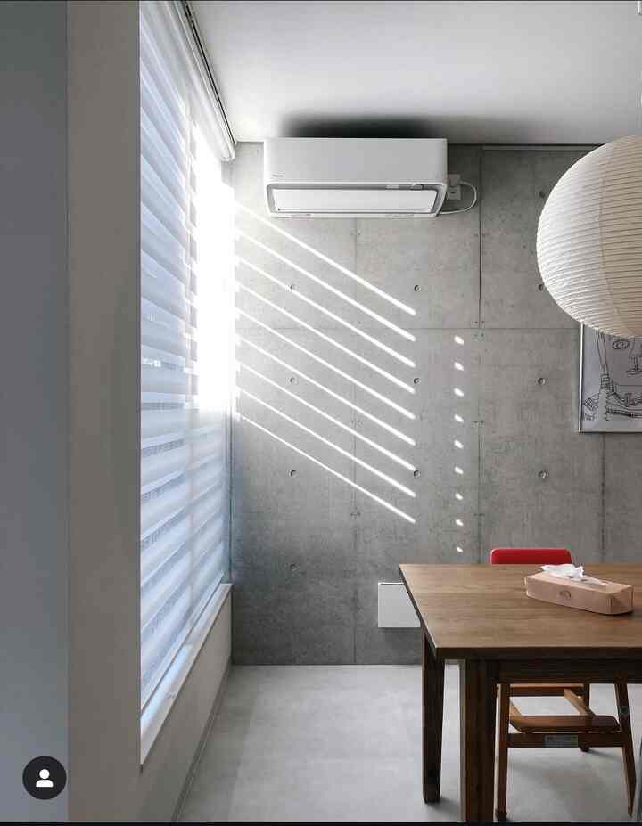 南向きの窓からは、日中強い光が差し込む☀

#ダイニング 
#ダイニングインテリア 
#マンションインテリア
#コンクリート打ち放し