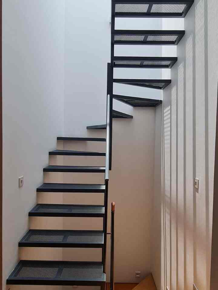 Yuk, ngobrol soal tangga di rumah kami!

Di rumah kecil ini, ada dua tangga. Satu menuju lantai 2 dan satu lagi ke lantai 3. Serunya, dua tangga ini pakai material yang beda, lho! Tangga pertama kami pilih semen permanen, biar area di bawahnya bisa dipakai buat kabinet. Sedangkan tangga kedua pakai besi, supaya cahaya dari skylight bisa menembus hingga ke area bawah.

Karena ruang terbatas, desain tangganya dibuat model letter U. Meski beda bahan, desain tetap seragam, jadi kelihatan selaras.

Supaya cahaya maksimal, kami tambahkan skylight di atas lantai 3. Jadi, pagi sampai siang bisa nikmati sinar matahari, dan malamnya bisa ngintip bintang-bintang dari situ.

Gimana menurut kalian? Semoga bisa jadi inspirasi ya! #TanggaSimple #InspirasiTangga #TanggaBesi #TanggaMinimalis #ReilingTangga #TanggaSemen #LampuTangga #KabinetTangga #Lamputangga #Skylight