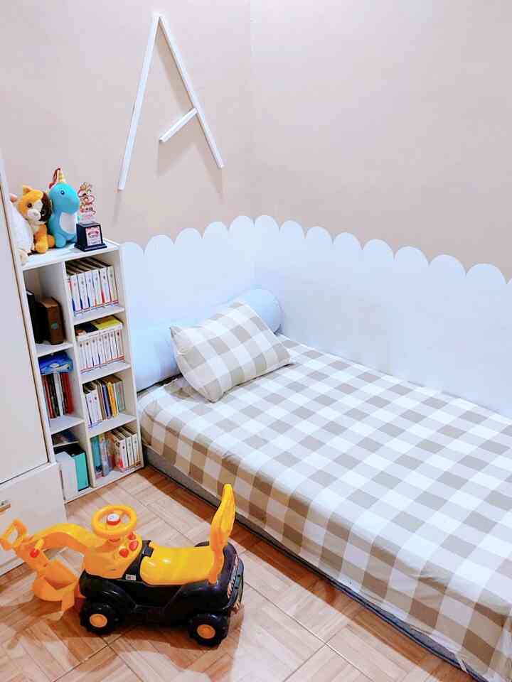 Halo tetangga Online...
Ini dia kamar anak dirumah kami dengan ukuran minimalist 3x3 meter yang masih senada dengan tema rumah kami yang Wood and white.
Di kamar ini sengaja memang tidak dipasang dipan untuk keamanan anak karena anak kami masih toddler.
Untuk pemilihan lantai dikamar ini menggunakan keramik warna kayu agar netral dan terkesan luas. Permukaannya juga matt jadi aman untuk anak.
Kami juga menambahkan inisial huruf A sesuai nama anak kami menggunakan kayu kaso yang kita bentuk sendiri, dan kami juga mengecat sebagian dinding berwarna putih dengan bentuk setengah lingkaran untuk menambah kesan ceria di kamar ini.
Semoga menginspirasi 🤍

#KamarAnakLakiLaki #KamarTidurAnak 
#RumahRamahAnak #CatRamahAnak
