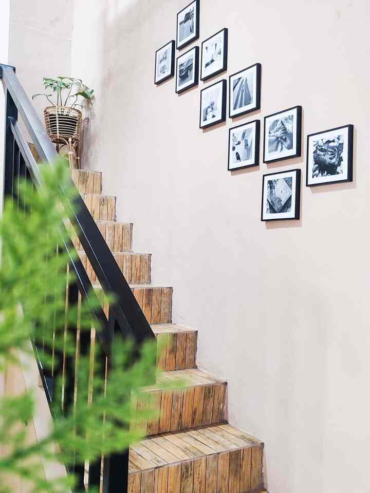 Hai tetangga Online...
Kenalan yuk sama area tangga dirumah ini. Jadi ini adalah tangga menuju lantai 2 rumah ini.
Untuk bagian dinding area tangga ini kita pasang wall frame dengan foto hitam putih agar terkesan tidak terlalu ramai. Di tengah tangga juga kita tempatkan tanaman  monstera supaya area ini lebih hidup. 
Untuk penggunaan keramik ini motif kayu dengan ukuran 30x30cm. 

#InspirasiTangga #AreaTangga #TanggaMinimalist #TanggaRumah #RumahCluster #RumahDeveloper