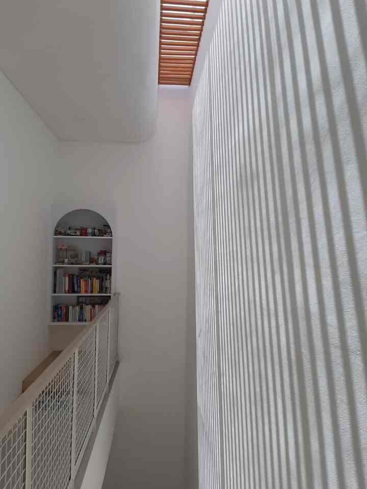 Sudut mati? Jangan menyerah 😁

Ketika melihat area ini, kami bilang ke arsitek tidak mau ada sudut mati alias area yang tidak dipakai - karena luasan rumah kami mungil, tentunya maunya semua fungsional - gak mau rugi 🤭 Sehingga kami fungsikan sudut ini menjadi reading nook dengan iming-iming walaupun mungil, area ini punya pemandangan yang luar biasa, yaitu sinar matahari yang masuk dari skylight menerangi rumah ini.

Menurut tetangga gimana?

#InspirasiRumah #Perpustakaan #ReadingNook #InspirasiAreaBaca #AreaBaca #InspirasiRuangBaca #Tatami